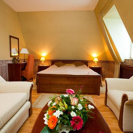 Goecsej Palatinus Etterem Es Panzio Aparthotel ซาลาแอแกร์แซค ห้อง รูปภาพ