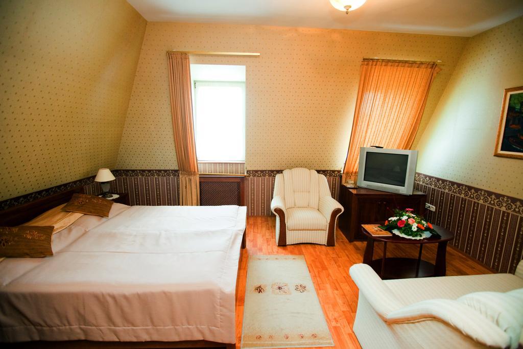 Goecsej Palatinus Etterem Es Panzio Aparthotel ซาลาแอแกร์แซค ห้อง รูปภาพ