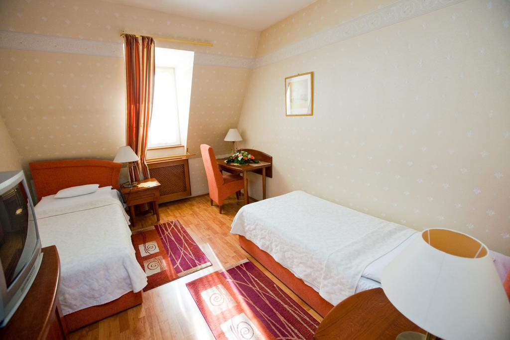 Goecsej Palatinus Etterem Es Panzio Aparthotel ซาลาแอแกร์แซค ห้อง รูปภาพ