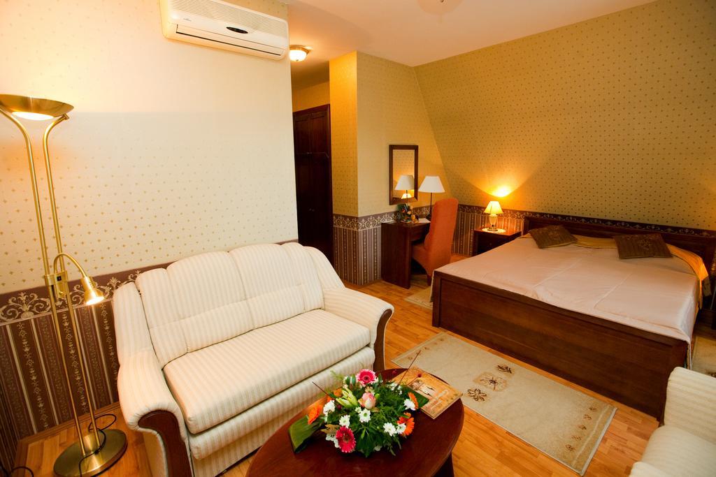 Goecsej Palatinus Etterem Es Panzio Aparthotel ซาลาแอแกร์แซค ห้อง รูปภาพ