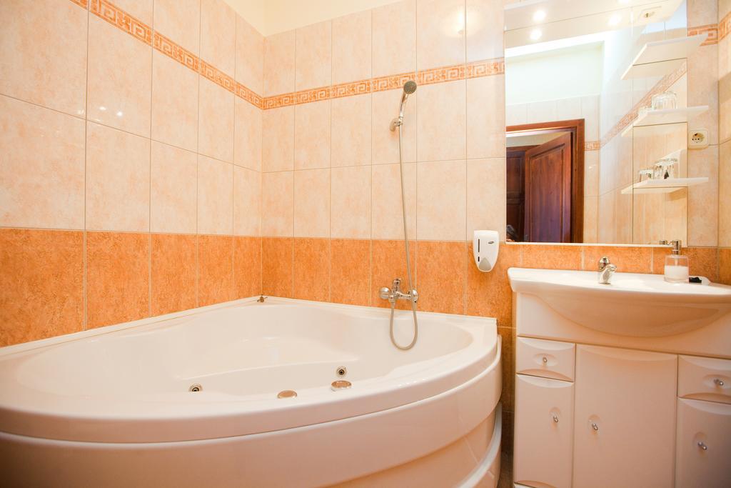 Goecsej Palatinus Etterem Es Panzio Aparthotel ซาลาแอแกร์แซค ห้อง รูปภาพ