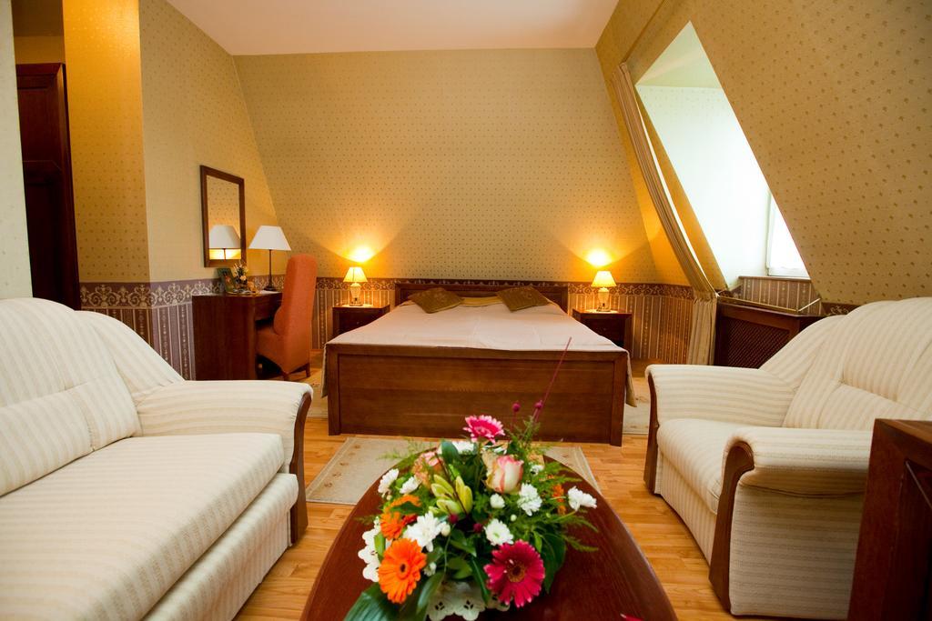 Goecsej Palatinus Etterem Es Panzio Aparthotel ซาลาแอแกร์แซค ห้อง รูปภาพ